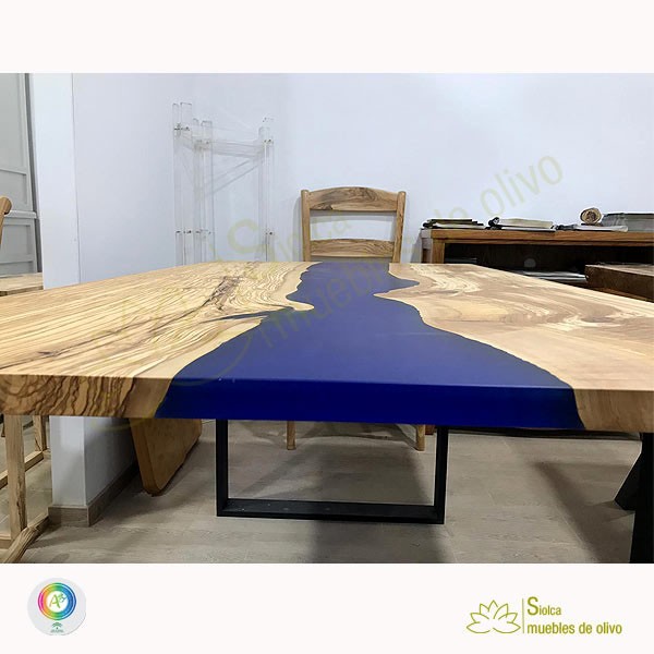 Mesa efecto río fabricada en madera de olivo y resina